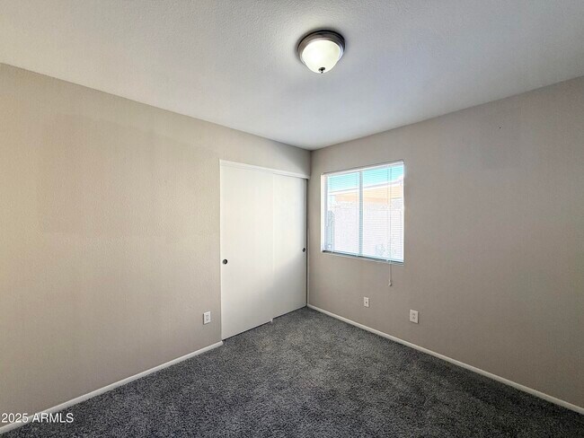 Building Photo - 10527 W Windsor Blvd