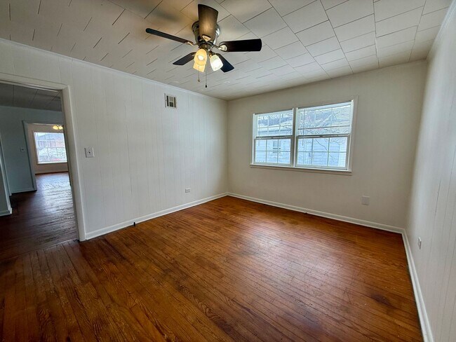 Building Photo - 819 W Emerson St