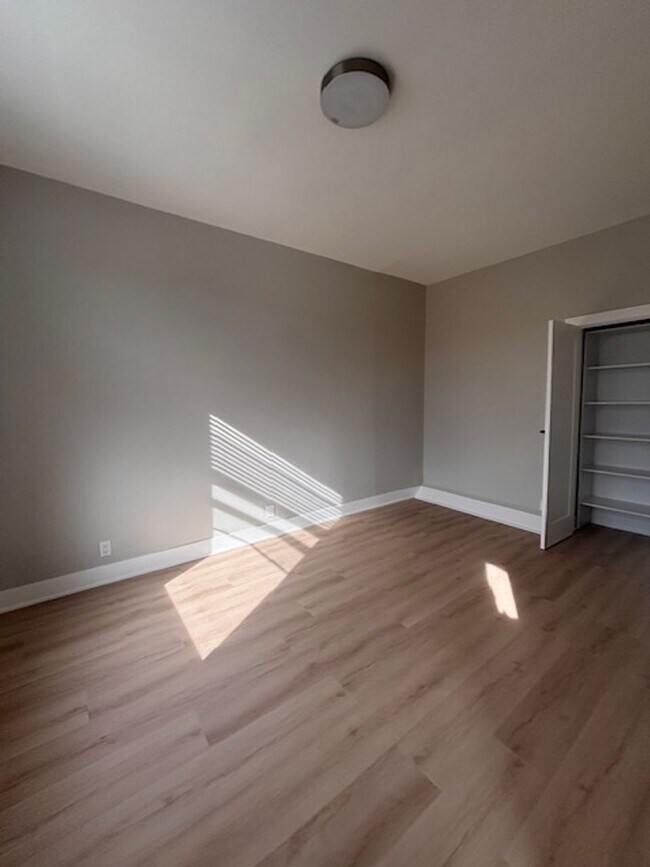 Building Photo - Beautifully remodeled modern 3 bedroom 2 bath unit