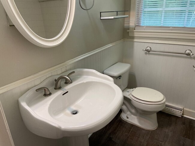 Building Photo - 3 Bedroom, 1.5 Bathroom House in Greensboro!