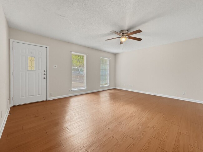 Building Photo - 3402 S Oak Dr