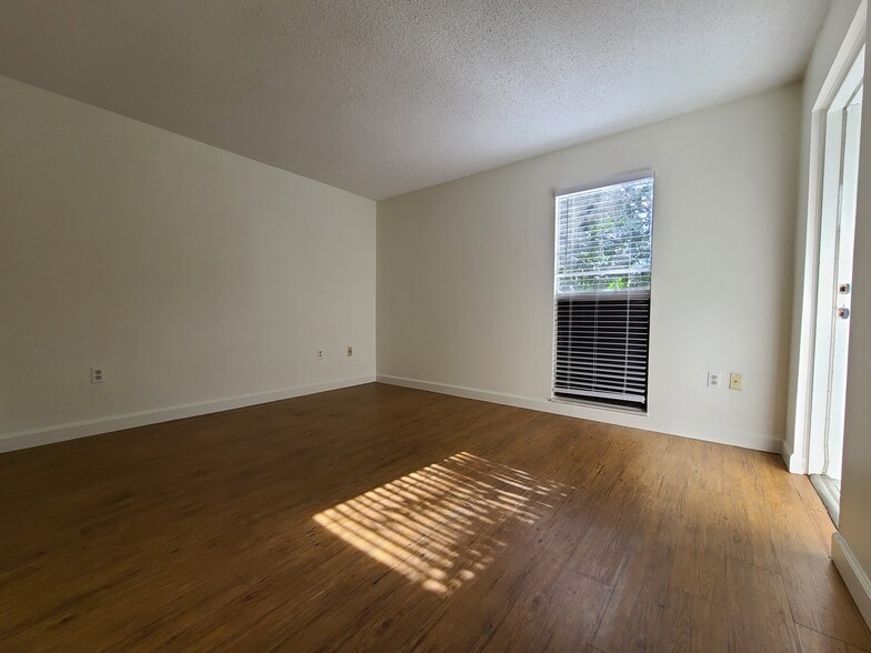 Building Photo - 701 SW 75th St