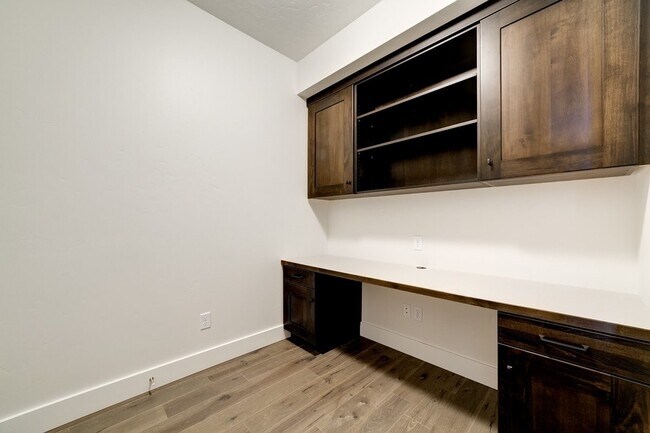 Building Photo - 3 Bedroom 2.5 Bathroom Townhouse in Harris Ranch.