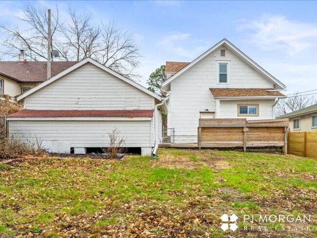 Building Photo - 3 bedroom 2 bath house in midtown! RENTAL ...