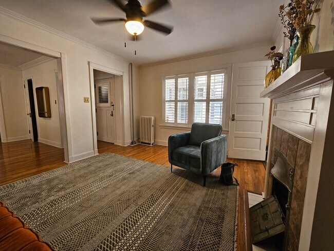 Building Photo - Cap Hill Beautiful 2 Bed Charming and Light Filled condo in the Blenheim