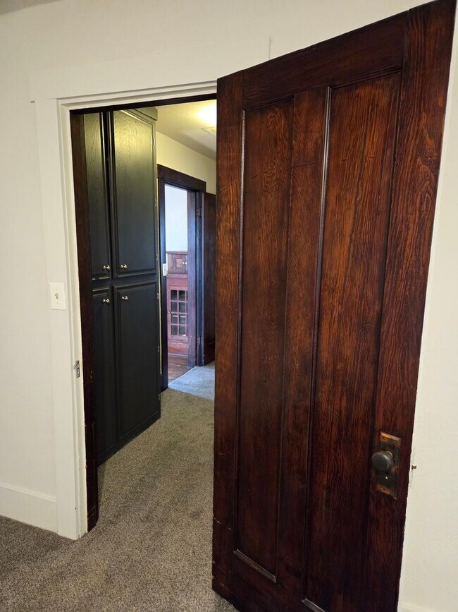 Building Photo - Two bedroom Charmer