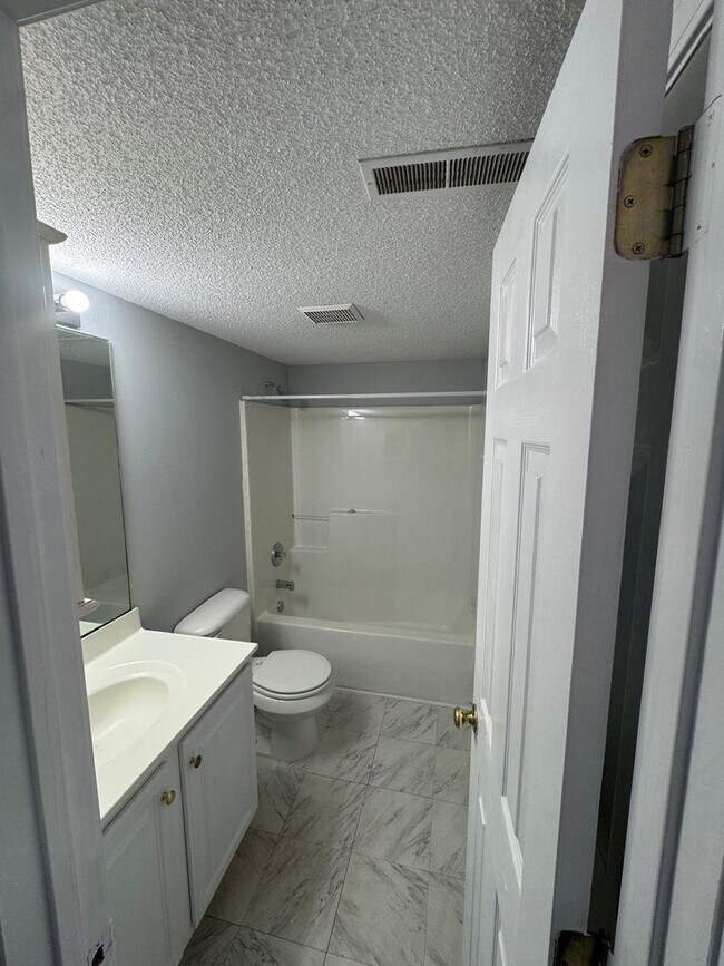 Building Photo - ~~HORTON PLACE ~~ FIRST FLOOR CONDO ~~