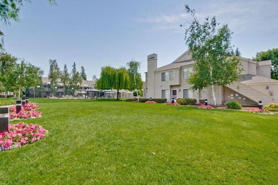 Building Photo - 1711 Parkview Green Cir