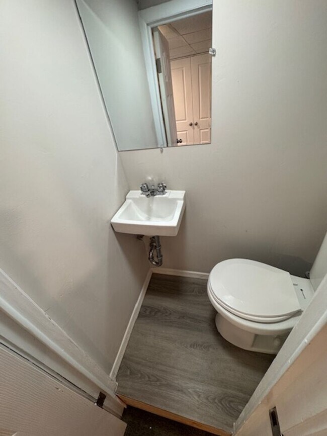 Building Photo - Beauty in Marconi Park West 3 Beds finishe...