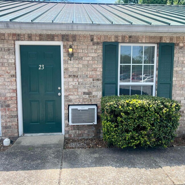 Building Photo - 1BR 1BA Ground Level Apt., Free Water! - *No pets*