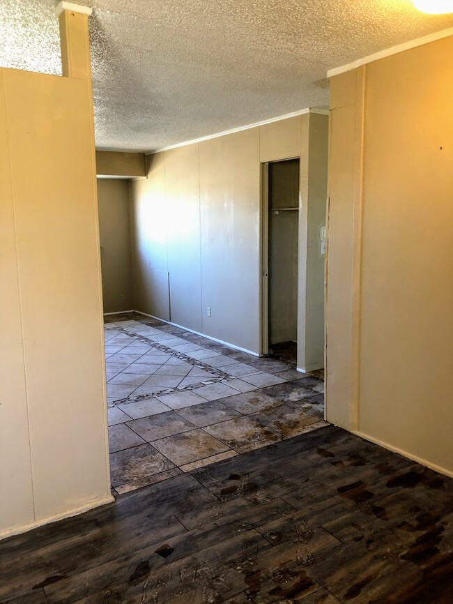Building Photo - 2827 Oak Dr