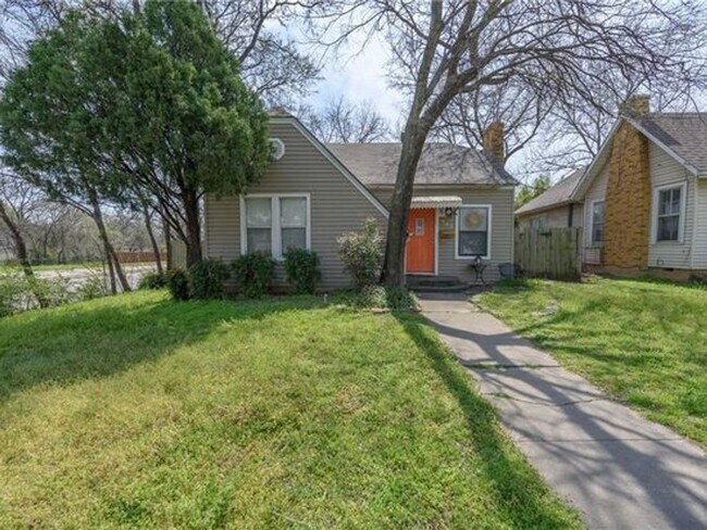 Building Photo - 4 bed/ 2 bath -503 W. Sycamore - EXCELLENT...