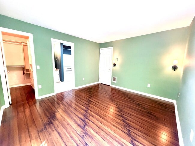 Building Photo - Updated 2BD/2BA Condo with Green Space Views & Covered Parking