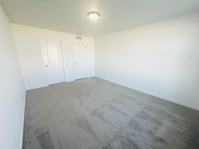 Building Photo - Beautiful Modern Home! Built Just 4 Years ...