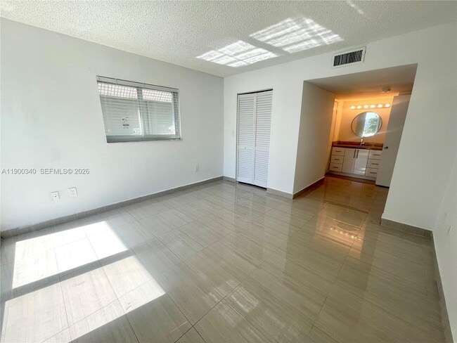 Building Photo - 2011 Bay Dr