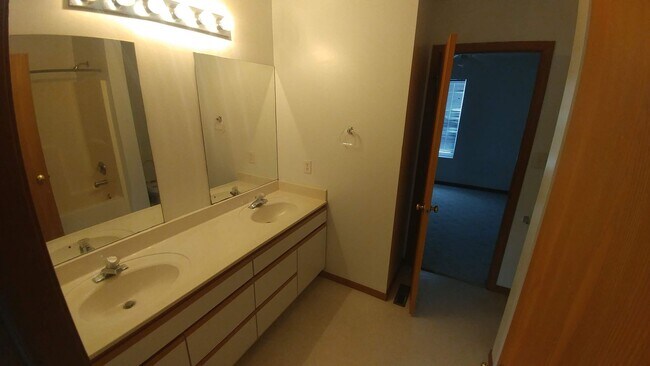 Building Photo - 951 Fotis Dr