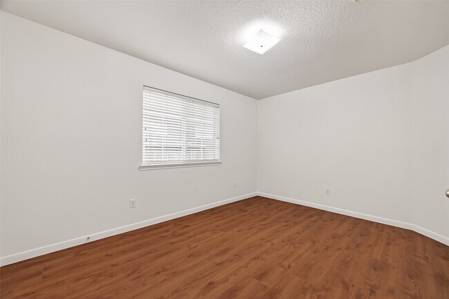 Building Photo - 2015 Waverly Glend Dr