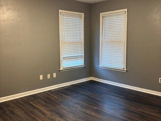 Building Photo - 1562 Linksview Close