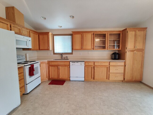 Building Photo - West Pasco Location close to Rd 100 interc...