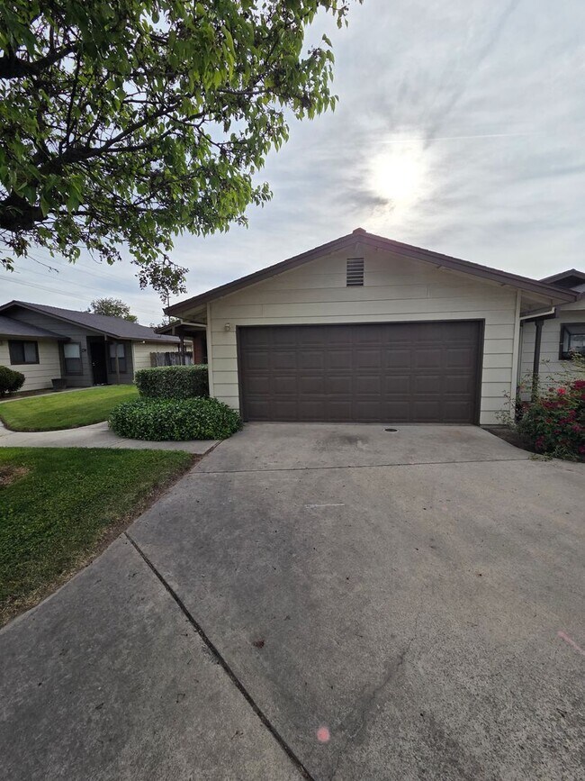 Building Photo - Turlock condo - 2 bedroom 2 bathroom Single Story