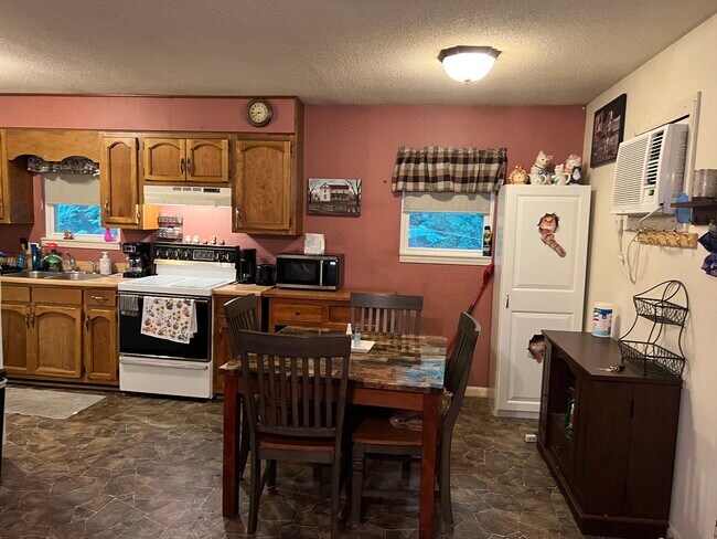 Building Photo - 631 Daris Dr