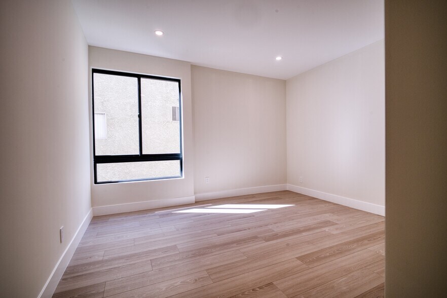 Building Photo - 13920 Moorpark St