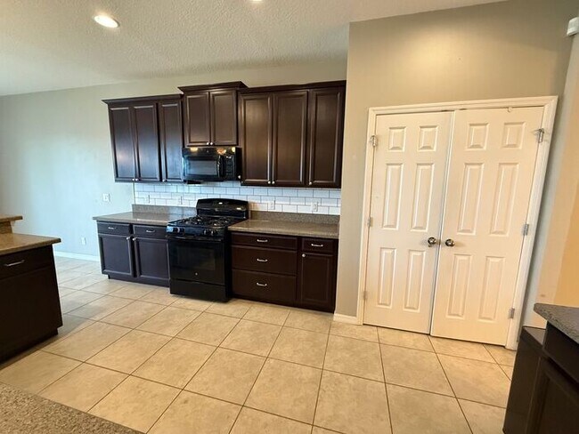 Building Photo - 5/3 Near Clermont -$500 OFF THE FIRST MONTH'S RENT
