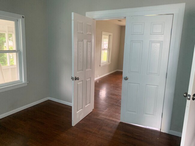 Building Photo - LEASETAKEOVER: NO DEPOSIT NEEDED!!!!  Adorable and large 3 bedroom house with screen in Porch! Ap...