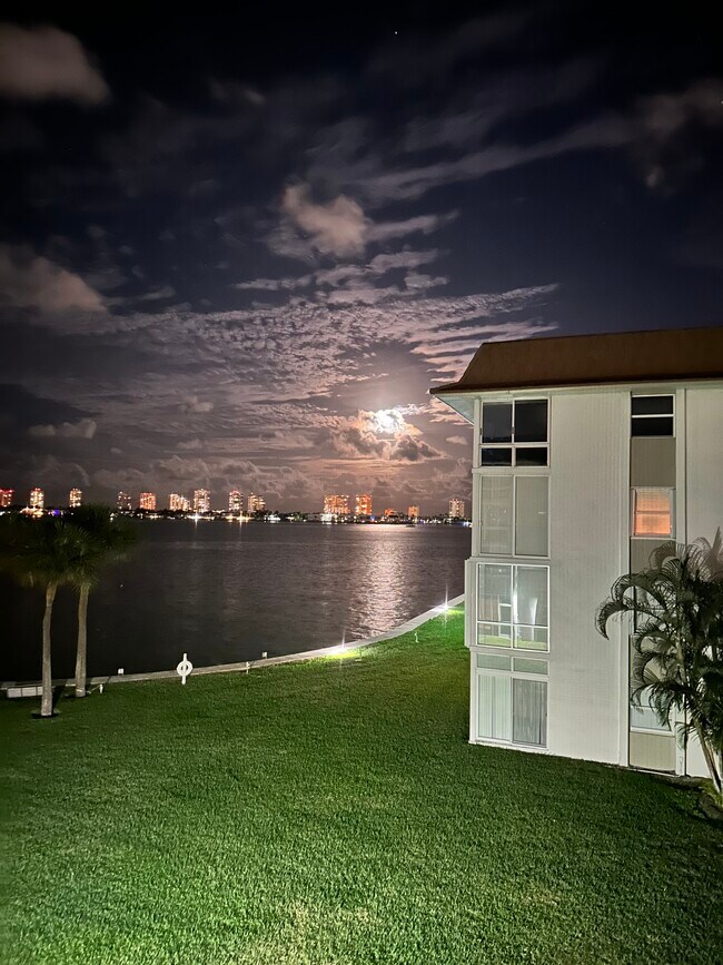 Balcony sunset View - 2936 Lake Shore Dr