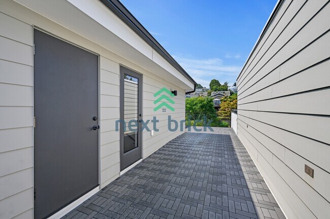 Building Photo - "Charming 3-Bedroom Townhouse Oasis in Heart of Seattle – Spacious 1460 Sq Ft with 2 Full Baths!"