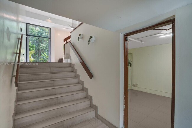 Building Photo - 2529 NE 135th St