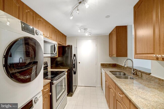 Building Photo - 1530 Key Blvd