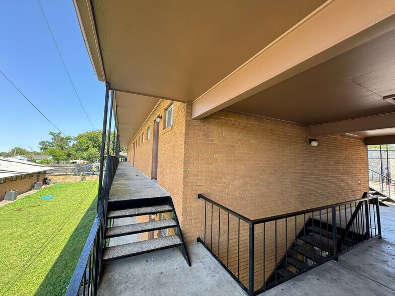 Building Photo - 805 W Hallmark Ave