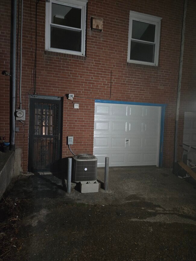 Building Photo - 2445 Brookwood St