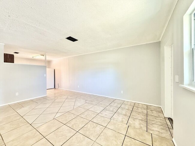 Building Photo - 605 64th Ave W