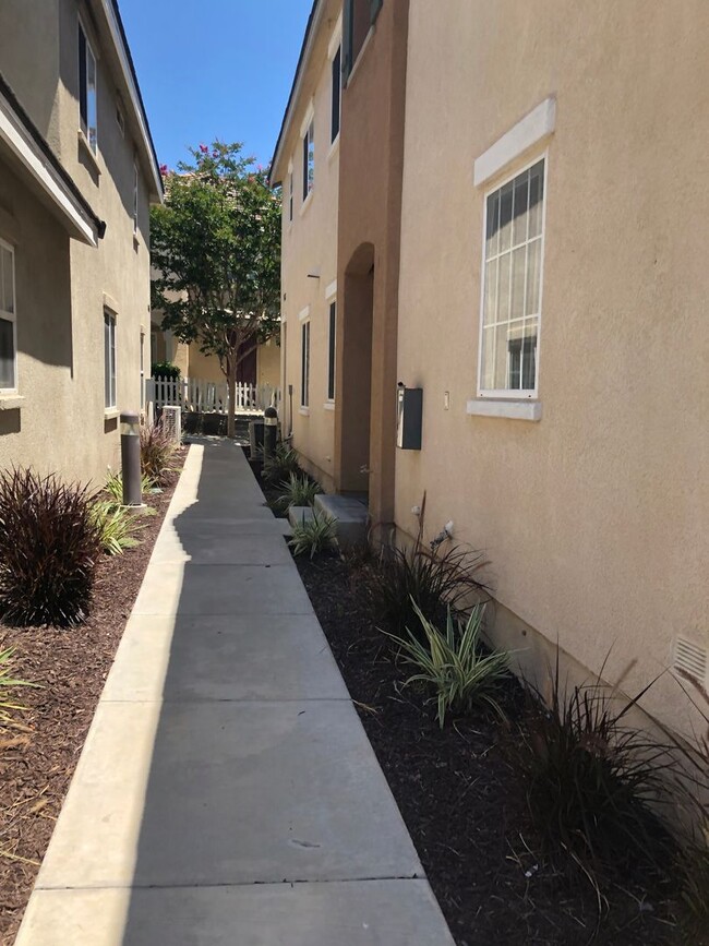 Building Photo - Upgraded 2 bedroom 2 bath condo in great c...