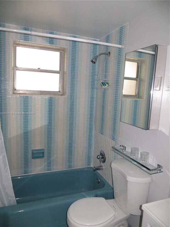 Building Photo - 220 Kings Point Dr