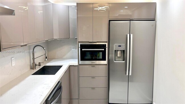 Building Photo - 3701 N Country Club Dr