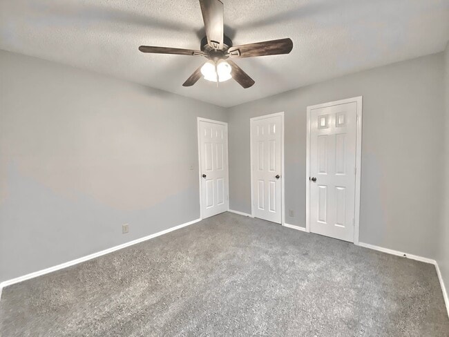 Building Photo - Modern Comfort Meets Prime Location in West Highlands