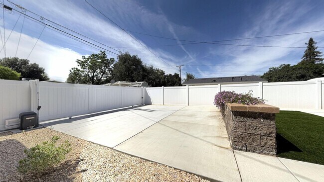 Building Photo - 1018 College Ave