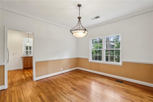 Building Photo - 3533 Kingsboro Rd NE