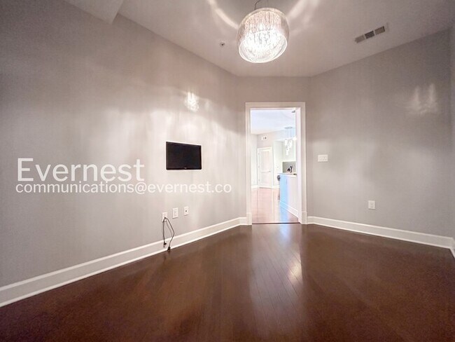 Building Photo - 3 Bed/2.5 Bath Condo with Modern Amenities / Available Now!