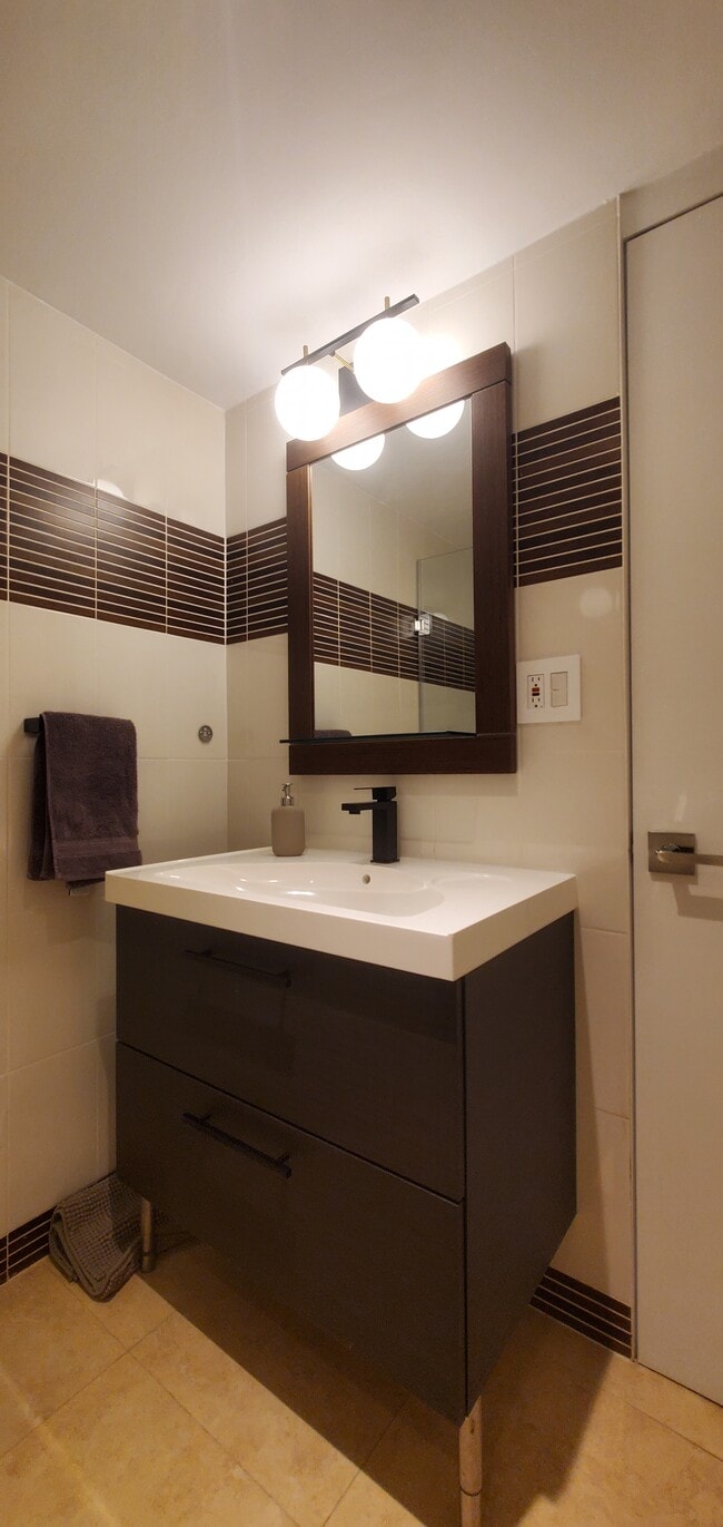 Building Photo - 18901 NE 14th Ave