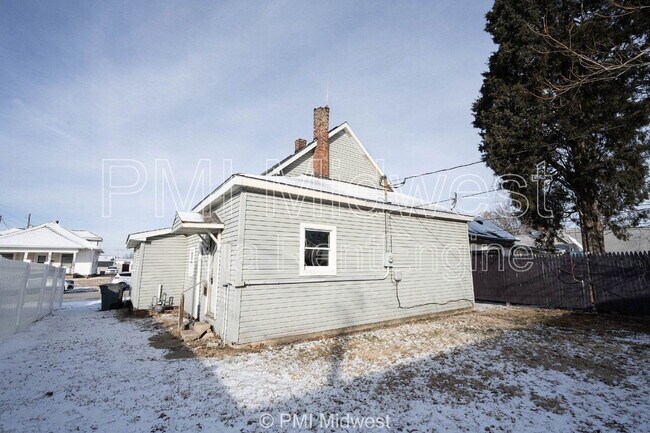 Building Photo - 918 S Bell St