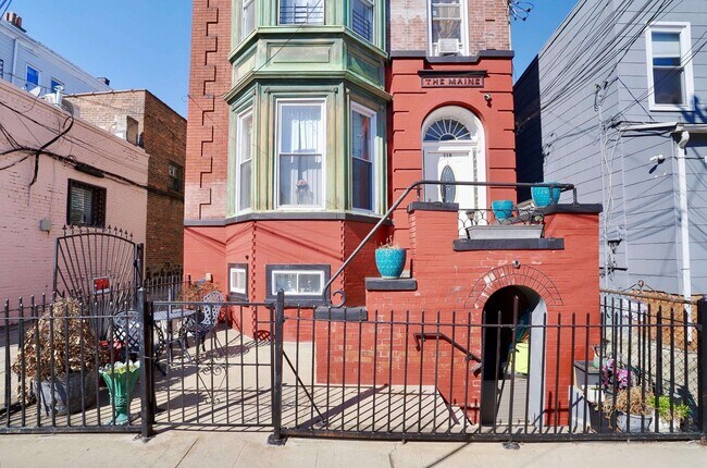 Building Photo - 118 Bowers St