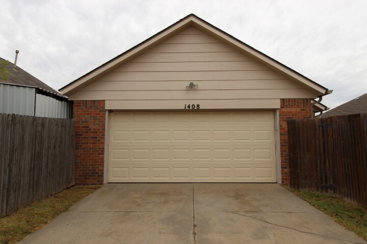 Building Photo - 1408 SW 23rd St