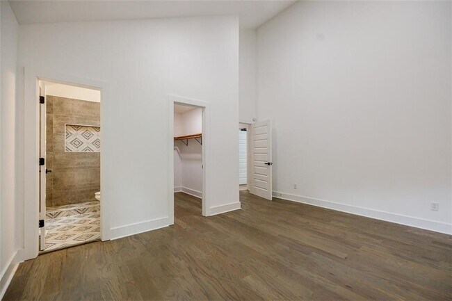 Building Photo - 2749 Memorial Dr SE
