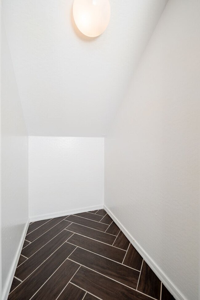 Building Photo - 4 bed, 2.5 bath, 2,251 sqft