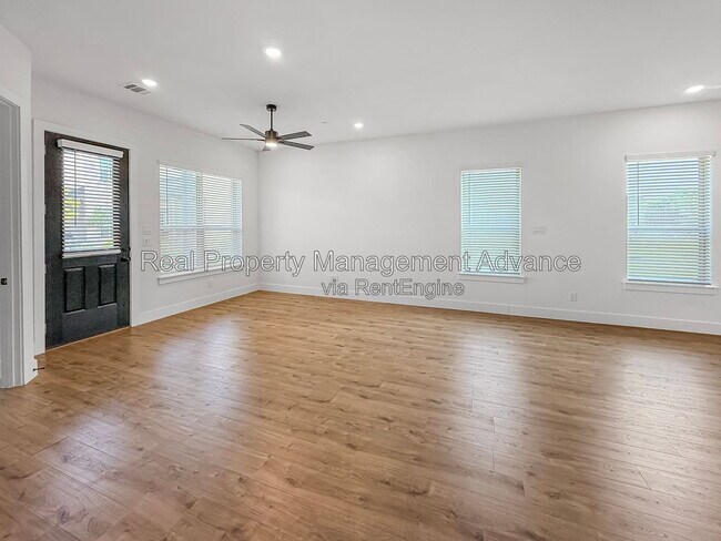 Building Photo - 4400 Elm Spgs St