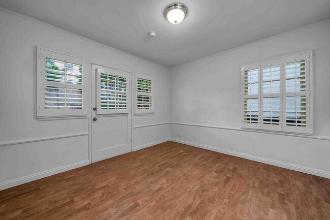 Building Photo - Large unit walking distance to the triangle!